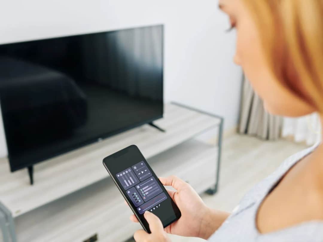 Jak podłączyć telefon do TV kablem? Stabilny obraz bez Wi-Fi