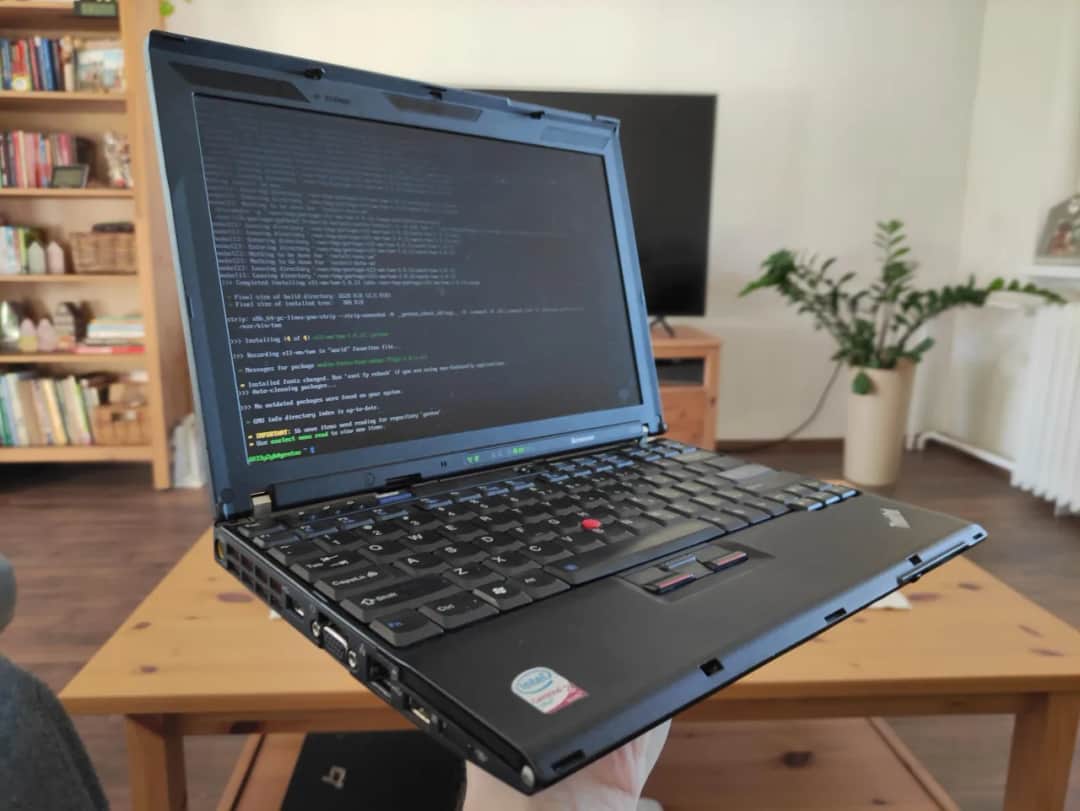 Stary laptop zwalnia? Wybierz system, który go ożywi po 2025!